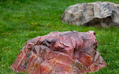 Quels avantages offrent les rochers artificiels par rapport aux rochers naturels ?